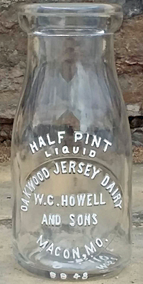 OAKWOOD JERSEY DAIRY W. C. HOWELL & SONS MACON, MISSOURI MILK BOTTLE